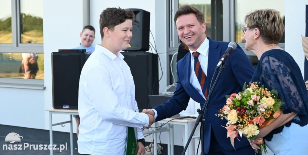 Szkolne dzwonki umilkły. W gminie Pszczółki rozpoczęły się wakacje