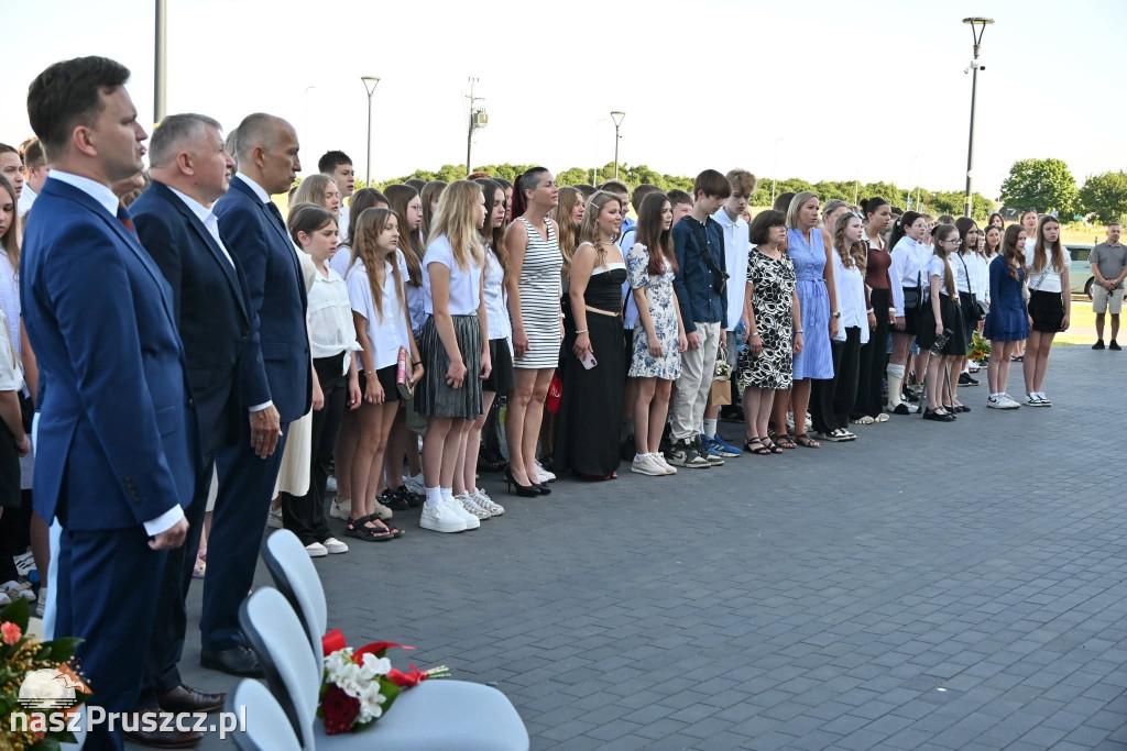 Szkolne dzwonki umilkły. W gminie Pszczółki rozpoczęły się wakacje