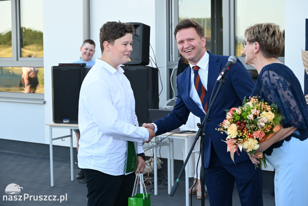 Szkolne dzwonki umilkły. W gminie Pszczółki rozpoczęły się wakacje
