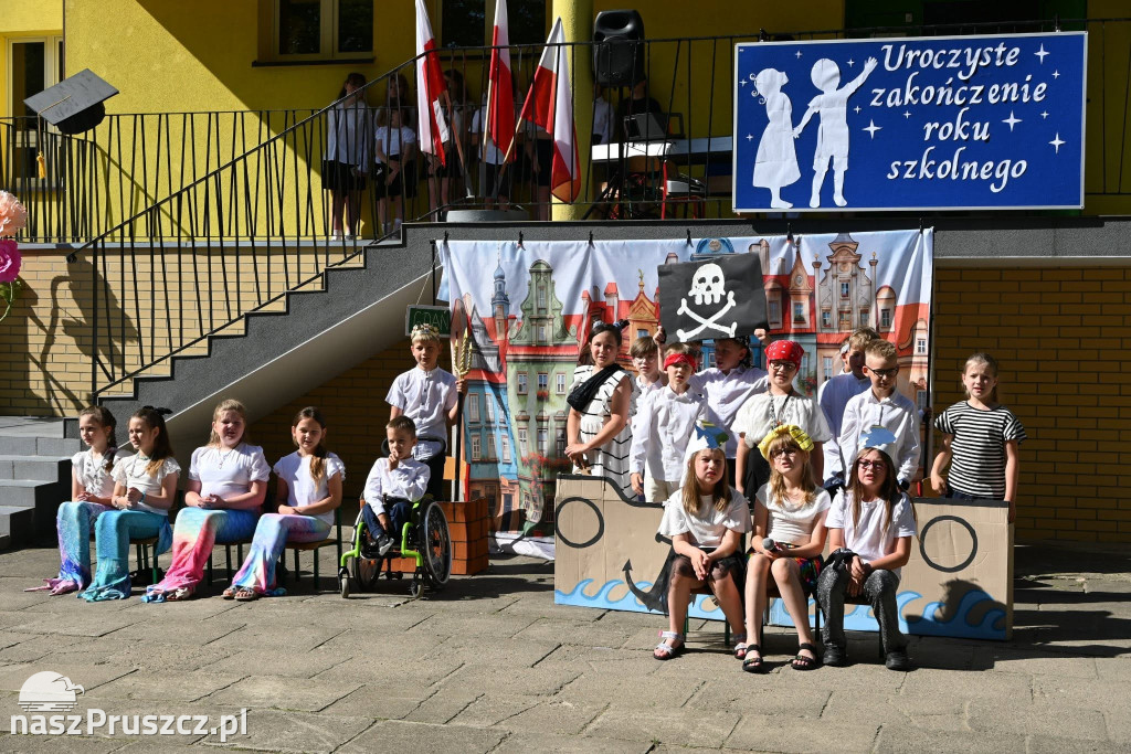 Szkolne dzwonki umilkły. W gminie Pszczółki rozpoczęły się wakacje