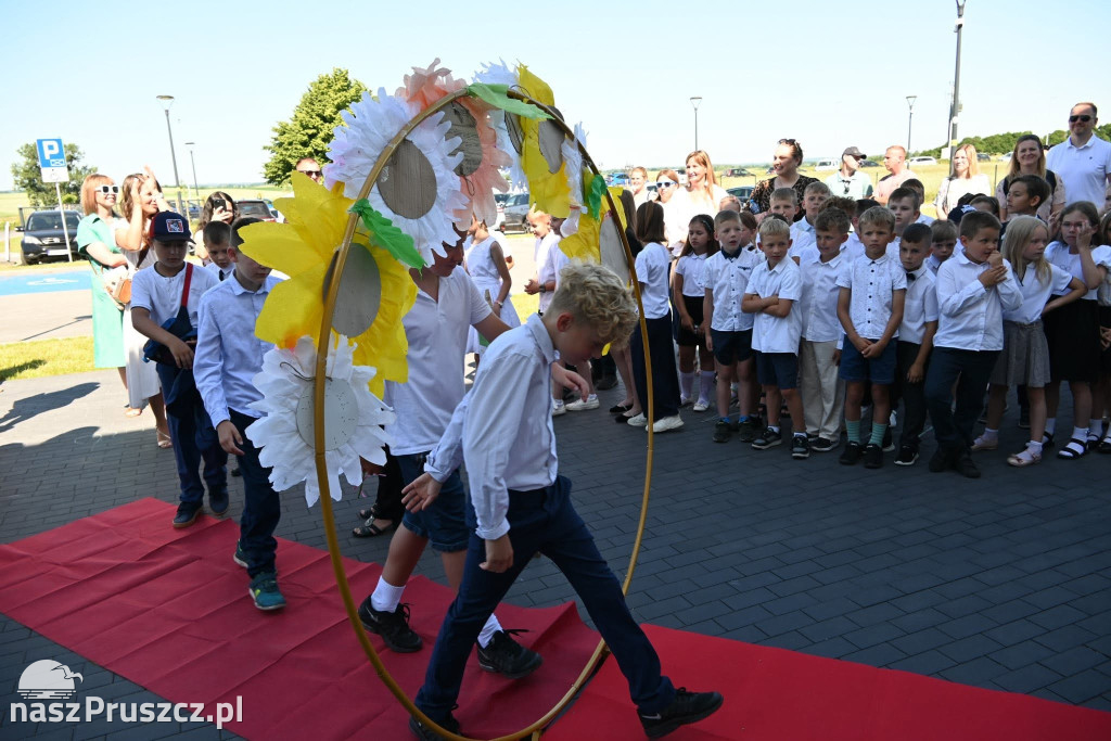 Szkolne dzwonki umilkły. W gminie Pszczółki rozpoczęły się wakacje