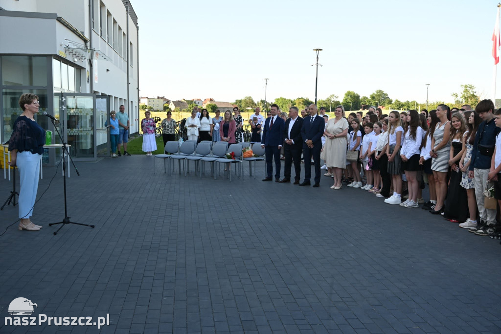 Szkolne dzwonki umilkły. W gminie Pszczółki rozpoczęły się wakacje