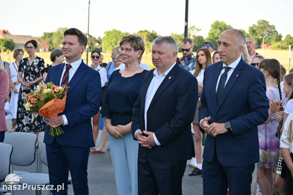 Szkolne dzwonki umilkły. W gminie Pszczółki rozpoczęły się wakacje