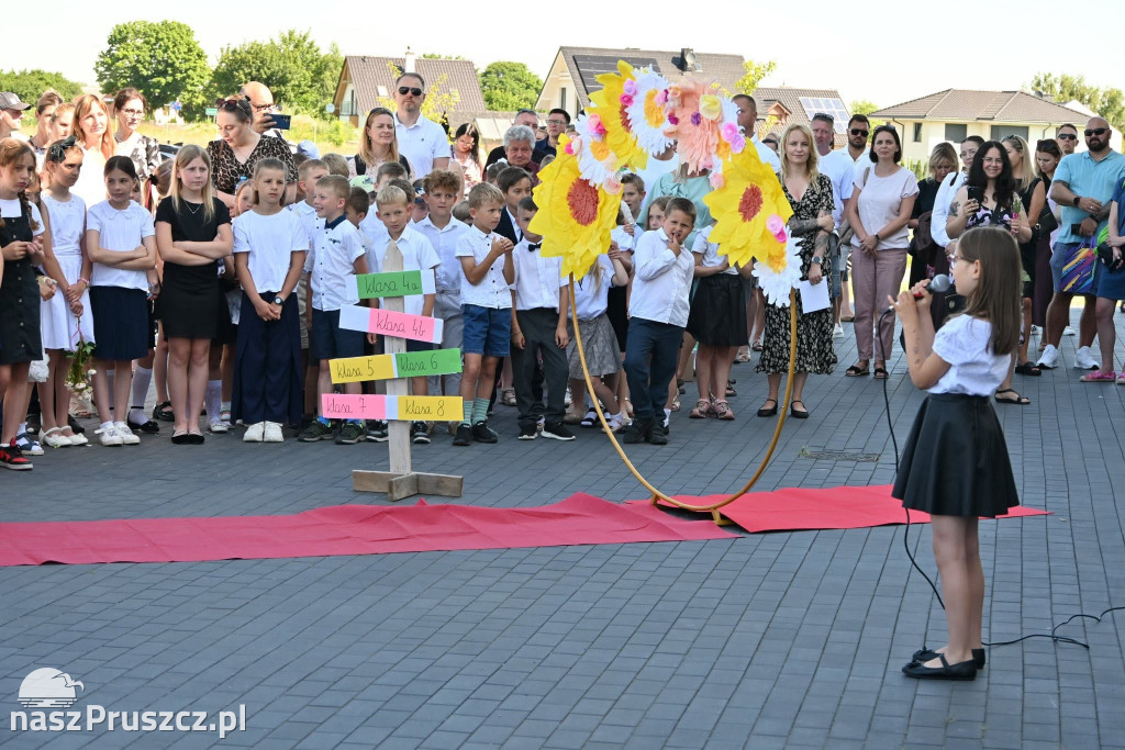 Szkolne dzwonki umilkły. W gminie Pszczółki rozpoczęły się wakacje