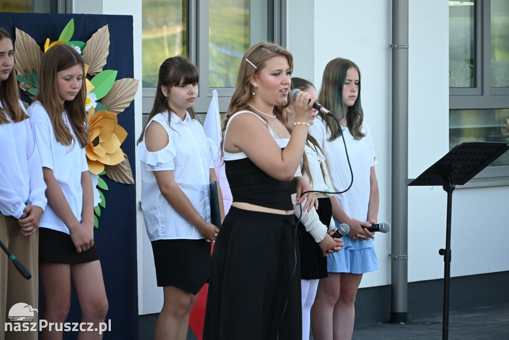 Szkolne dzwonki umilkły. W gminie Pszczółki rozpoczęły się wakacje