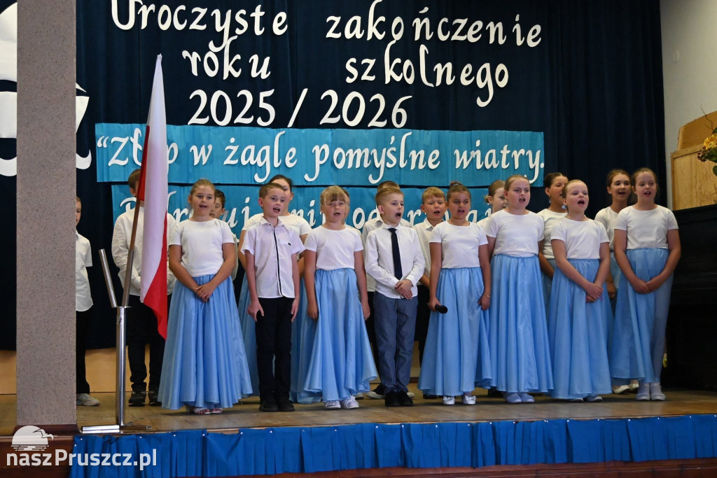 Szkolne dzwonki umilkły. W gminie Pszczółki rozpoczęły się wakacje
