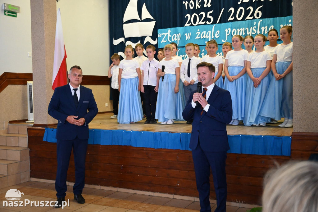 Szkolne dzwonki umilkły. W gminie Pszczółki rozpoczęły się wakacje