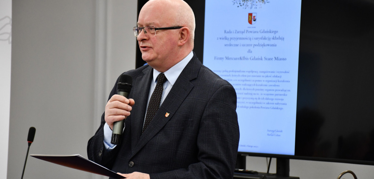 Starosta Marian Cichon uhonorował pracodawców wspierających edukację w...