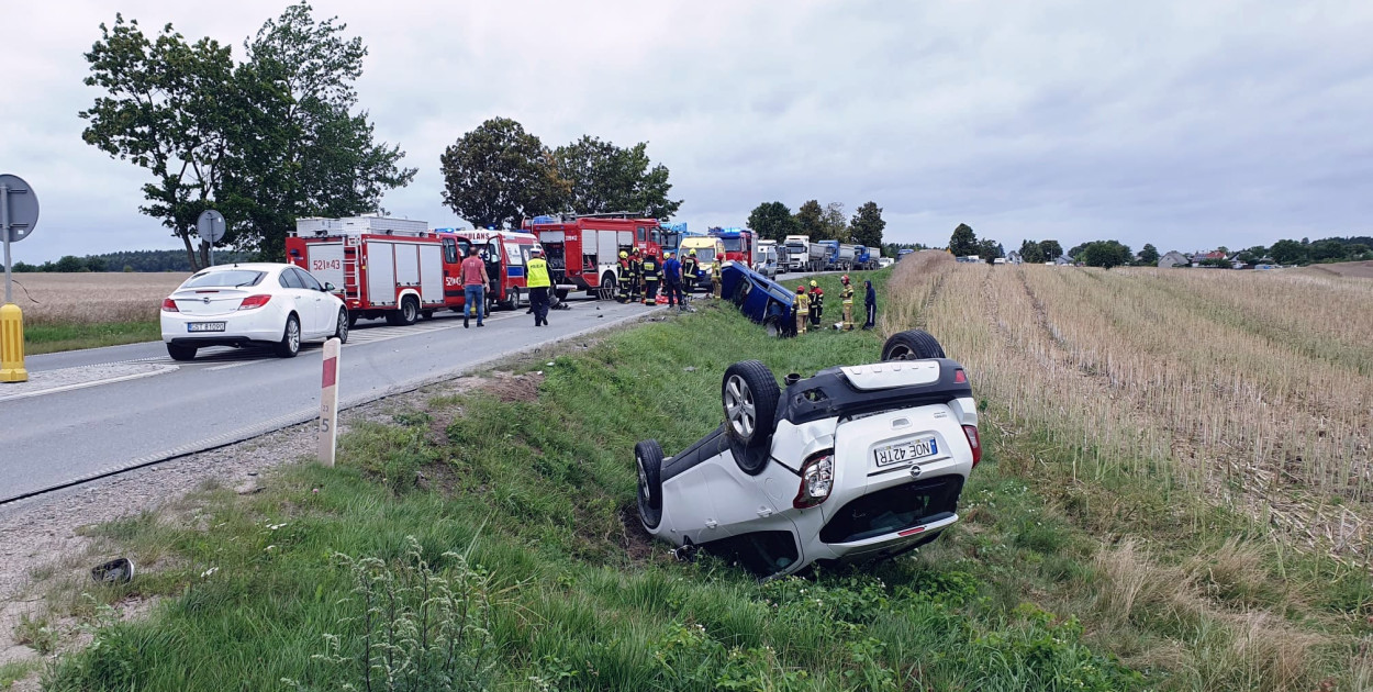 Podwójne dachowanie w rowie. Wypadek w gminie Trąbki Wielkie