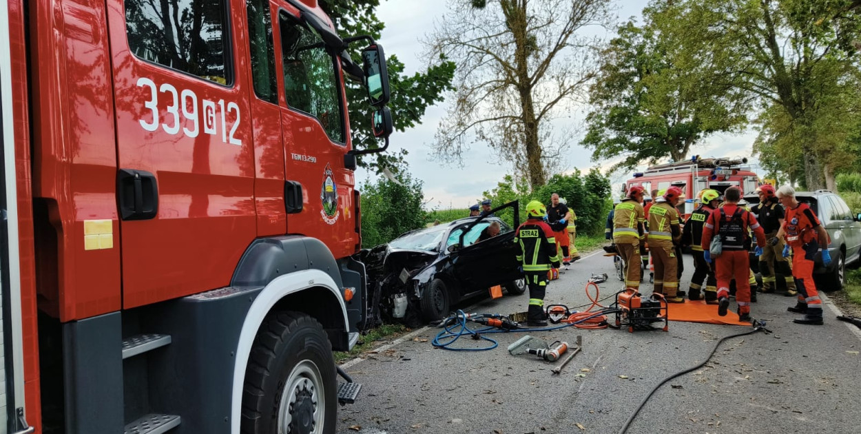 Gmina Trąbki Wielkie: Wypadek w Cząstkowie. Osoba uwięziona w pojeździe