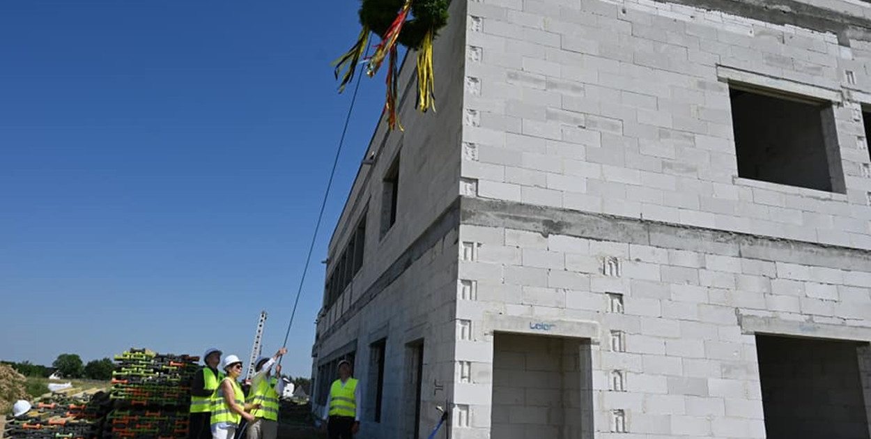 Pszczółki: Szkoła podstawowa w Różynach rośnie w oczach. Zgodnie z planem!