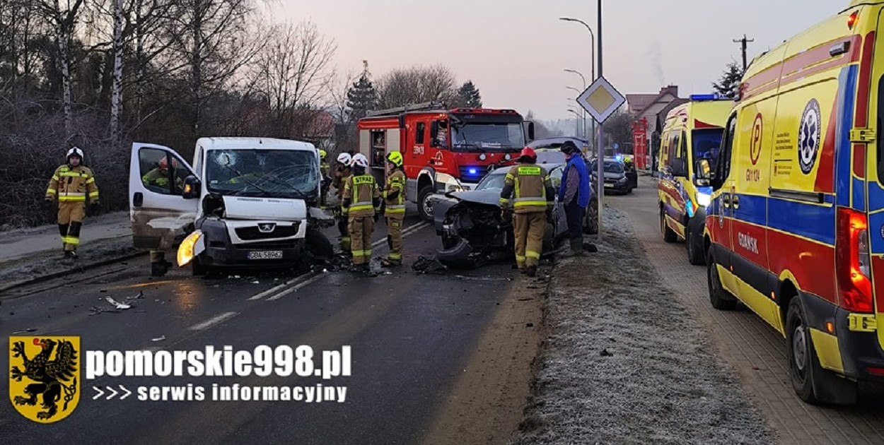 Kolbudy: Czołowe zderzenie na ulicy Wybickiego. Są utrudnienia