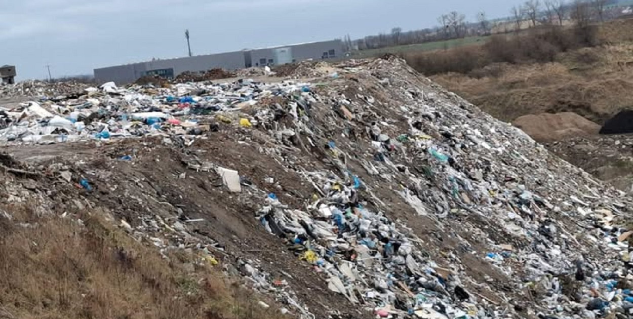  Oświadczenie wójta ws. składowania odpadów na terenach żwirowni w Skowarczu