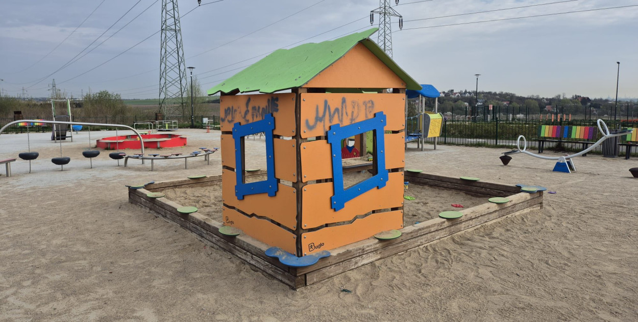 Pruszcz Gdański: Kto zniszczył plac zabaw przy Rogozińskiego?