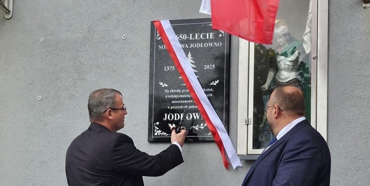 Wójt Włodzimierz Michalski odsłania pamiątkową tablicę/ Foto: facebook/Magdalena Kołodziejczak