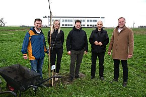 Przy nowej szkole w Różynach sadzono drzewa-1022