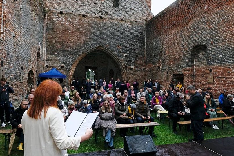 Koncert w ruinach kościoła w Steblewie