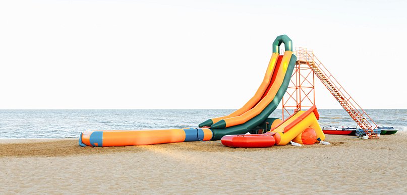 Dmuchane zjeżdżalnie na wielkie imprezy - jak zapewnić świetną zabawę gościom?