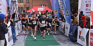 Pruszcz Gdański: 600 biegaczy przebiegło w półmaratonie ulicami miasta-10629
