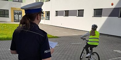 Pruszcz Gdański: Policjanci przeprowadzają egzaminy na -11460