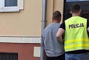 Pruszcz Gdański: 35-latek zaatakował policjantów i proponował im łapówkę [VIDEO]-18772