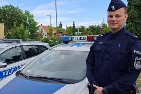 Policjanci z Pszczółek uratowali... jeża. Zwierzę utknęło w zniczu-19764