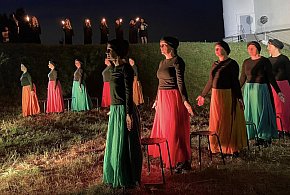 Kolbudy: Premiera spektaklu „AntyOn(a)” w Bielkowie-19901
