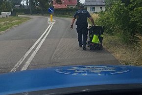  Awaria elektrycznego wózka. Mundurowi z Trąbek i Pszczółek ruszyli z pomocą-20047