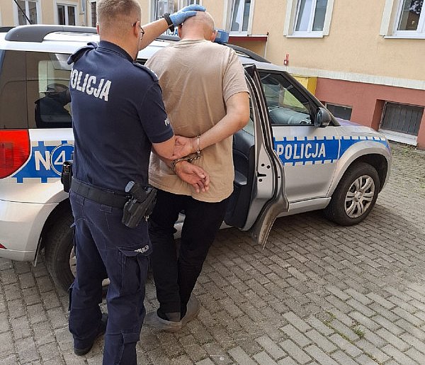 Pobicie 66-latka w gminie Pszczółki. Sprawcy zatrzymani. Zobacz nagranie-20163