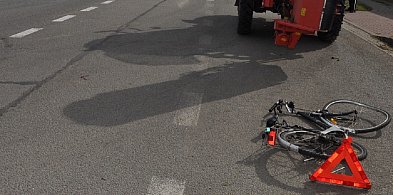 Rowerzystka ranna po zderzeniu z traktorem w gminie Cedry Wielkie-20923