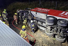 Ciężarówka w rowie na S7 w Cedrach Małych-20936