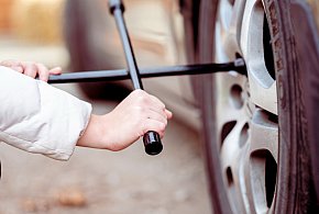 Z pozoru drobiazg, a może skończyć się tragedią. Urząd ostrzega kierowców-22563