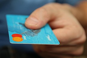 Fiskus skontroluje płatności kartą Polaków? Resort zabiera głos-22833