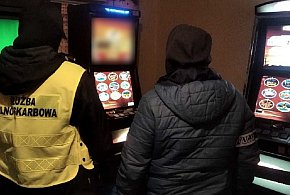Pięć nielegalnych automatów i gotówka zabezpieczone w Kolbudach-23127
