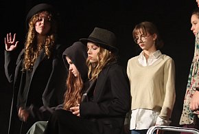 Kolbudy: „Gra na czas” – młodzi aktorzy zachwycili publiczność-23415