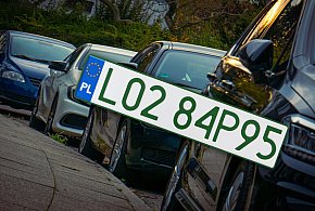 Tablice z zielonymi napisami na kolejnych autach. Nie chodzi o "elektryki"-23616