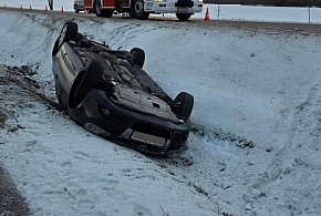 Gmina Pruszcz Gdański: Dachowanie auta w Żuławie-23824