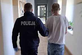44-latek zatrzymany z narkotykami. Policjanci powiązali go z włamaniem do baru-23974