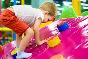 Zostawiasz dziecko w sali zabaw? Urząd wykrył poważne uchybienia-24124