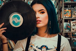 Jak wybrać idealny stojak na płyty winylowe?