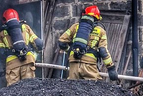 Gmina Pszczółki: Pożar budynku w Różynach. Na miejscu strażacy i służby