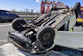 Groźny wypadek na S7. Auto dachowało