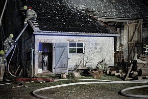 Stodoła stanęła w ogniu. Strażacy walczyli z pożarem w Rościszewie