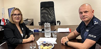 Wójt W. Chmielowiec rozmawiała z komendantem policji o bezpieczeństwie w gminie-21377