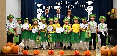 Pszczółki: Nowy etap w życiu maluchów – uroczyste pasowanie w SP w Skowarczu-21933