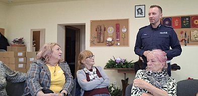 Cedry Wielkie: Policjanci i seniorzy rozmawiali o zagrożeniach i oszustwach-22256