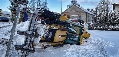 Wypadek z udziałem koparki w Skowarczu. Jedna osoba trafiła do szpitala-23980