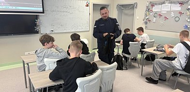 Policjanci rozmawiali z młodzieżą o hejcie i przemocy-24016