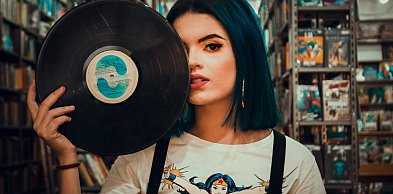 Jak wybrać idealny stojak na płyty winylowe?