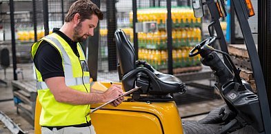 Wynajem wózka widłowego wraz z operatorem – dlaczego się opłaca?